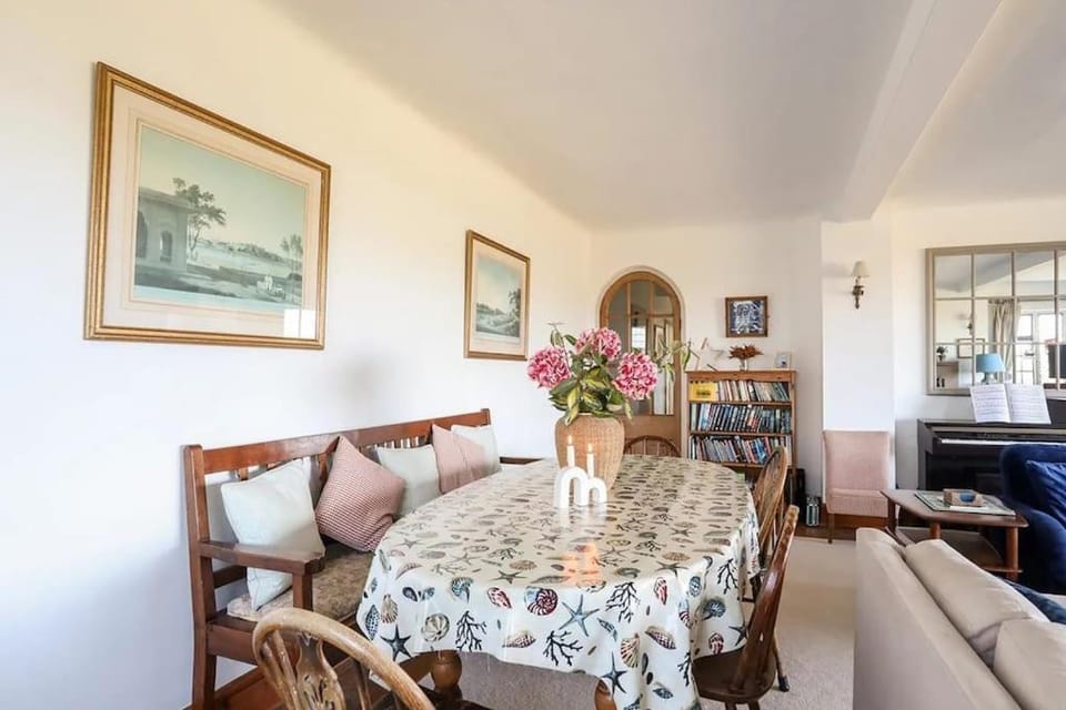 Druidsmoor - Sea Views-sleeps 8-Ravenspoint road House in Trearddur Bay