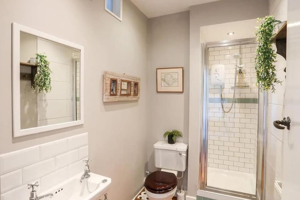 Druidsmoor - Sea Views-sleeps 8-Ravenspoint road House in Trearddur Bay