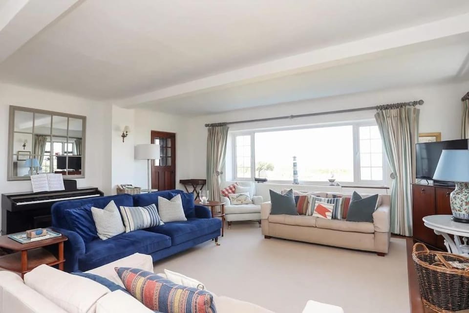 Druidsmoor - Sea Views-sleeps 8-Ravenspoint road House in Trearddur Bay