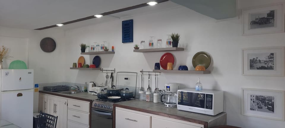 Coffee/tea facilities, Kitchen or kitchenette, microwave, oven, stove, toaster