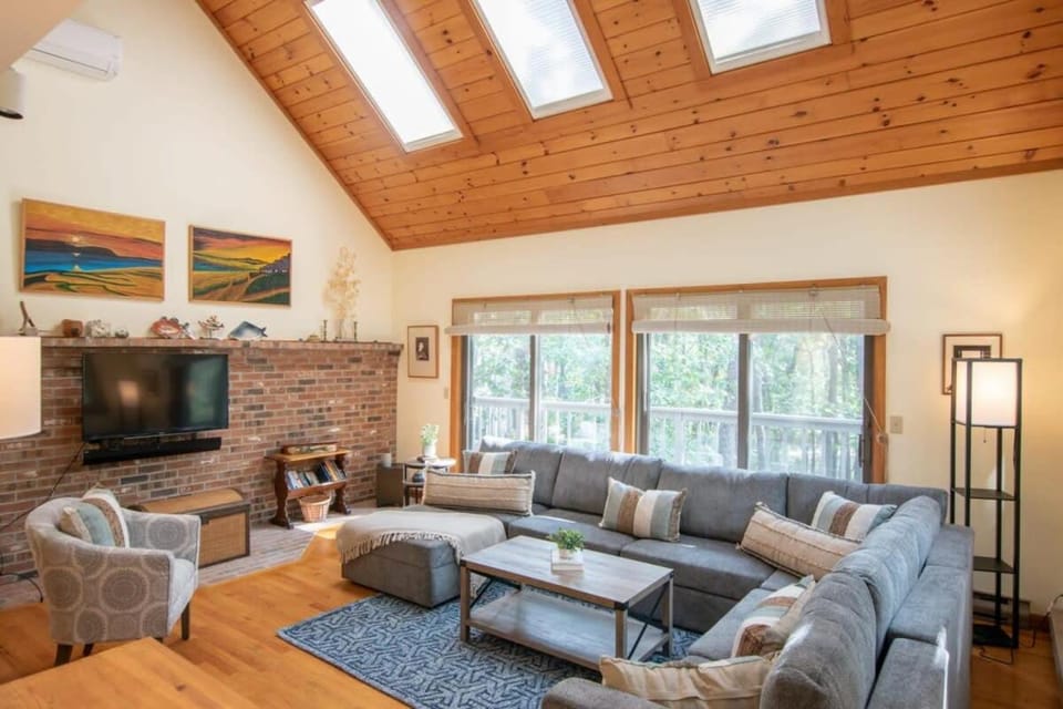 4 Mins to Wellfleet Village Screened sunroom House in Wellfleet