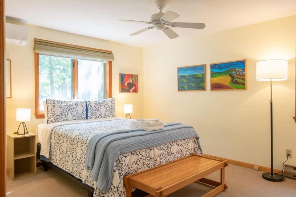 4 Mins to Wellfleet Village Screened sunroom House in Wellfleet