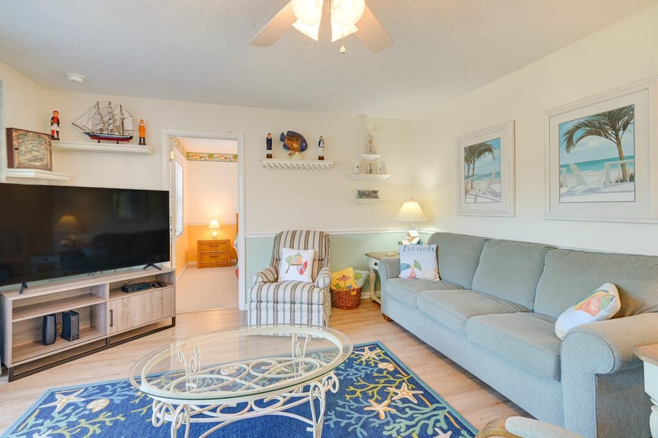 Walk to Beach: Gem w/ Balcony in Sea Grove Resort House in Surfside Beach