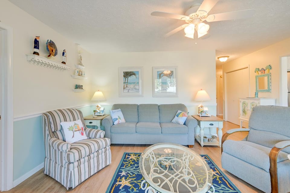 Walk to Beach: Gem w/ Balcony in Sea Grove Resort House in Surfside Beach