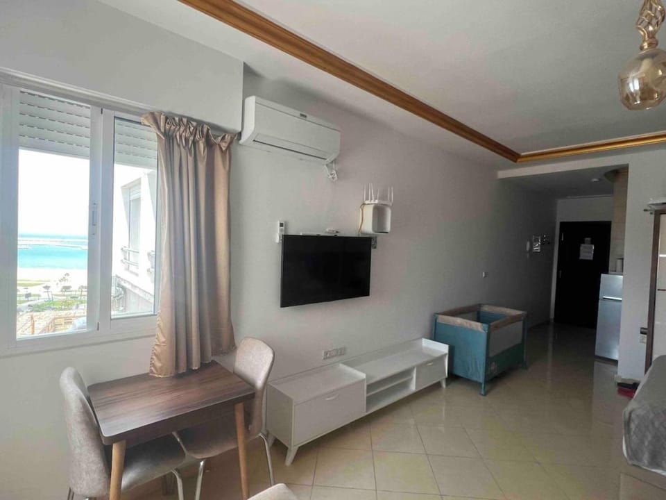 Bed, TV and multimedia, Living room, Photo of the whole room, Seating area, cot, air conditioner