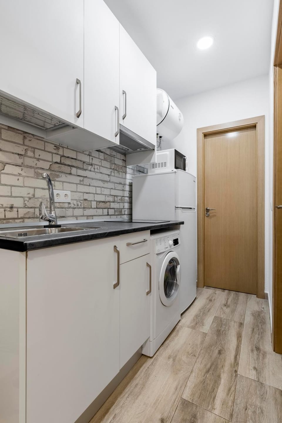 Kitchen or kitchenette, minibar