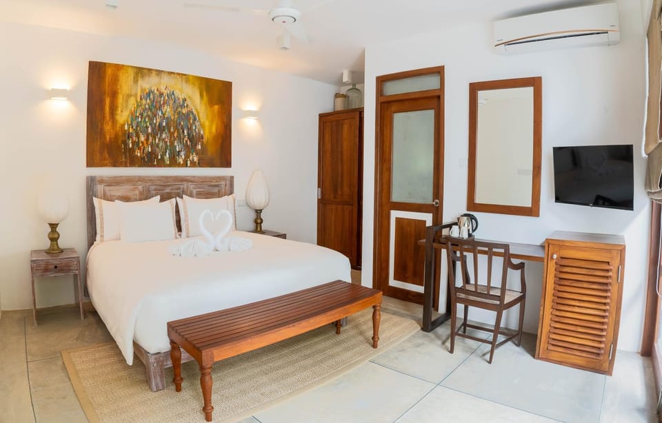 Bed, TV and multimedia, Photo of the whole room, Bedroom, hair dresser, wardrobe, air conditioner