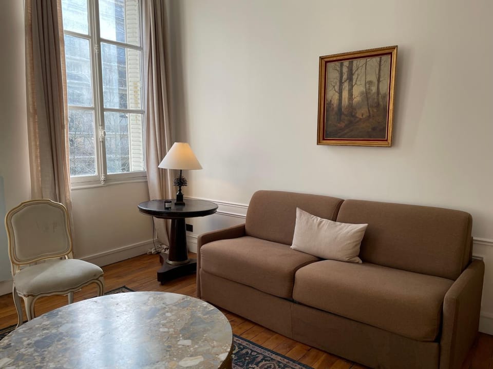 Appartement Paris 7ème Invalides/ Tour Eiffel 1er étage Apartment in Paris