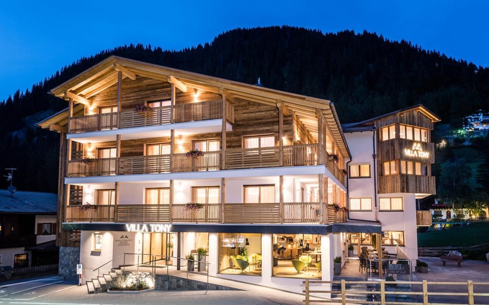 Facade/entrance, Night, Natural landscape, Summer, Street view