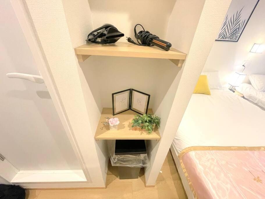 Good location, convenient transportation Nipponbashi Station 4 minutes Dotonbori 6 minutes Kuromon Market 8 minutes Double bed 2o1 Apartment in Osaka