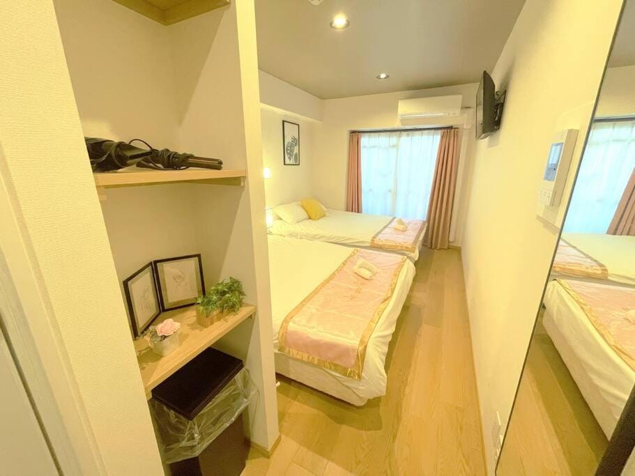 Good location, convenient transportation Nipponbashi Station 4 minutes Dotonbori 6 minutes Kuromon Market 8 minutes Double bed 2o1 Apartment in Osaka