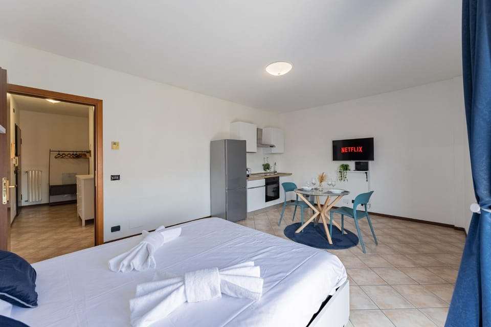 Bed, TV and multimedia, Kitchen or kitchenette, Living room, Photo of the whole room, Seating area, Dining area, Bedroom, oven