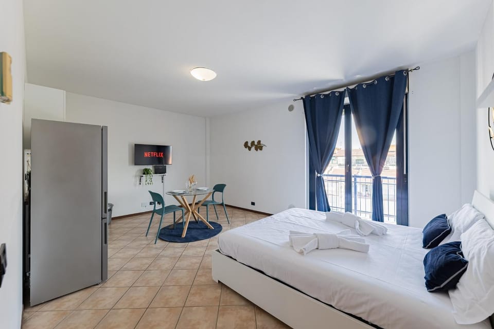 Bed, TV and multimedia, Living room, Photo of the whole room, Seating area, Bedroom