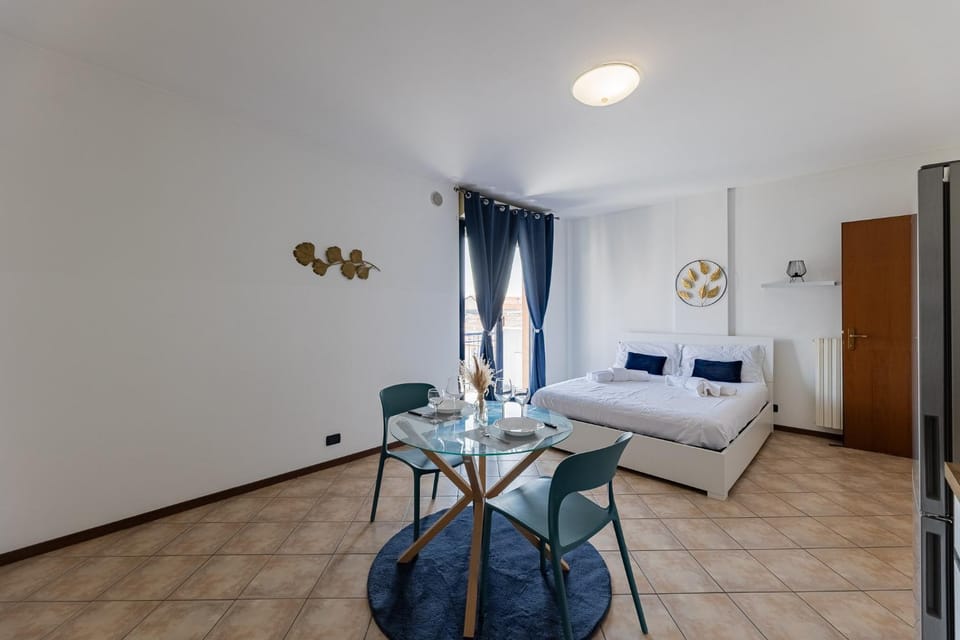 Bed, Living room, Photo of the whole room, Seating area, Dining area, Bedroom