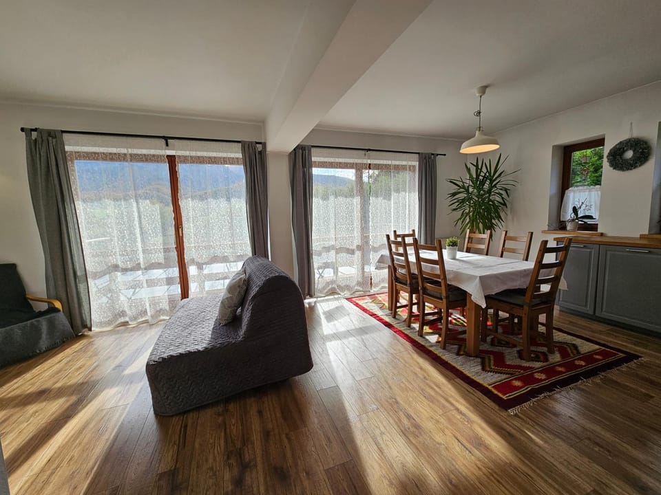 Kitchen or kitchenette, Living room, Seating area, Dining area