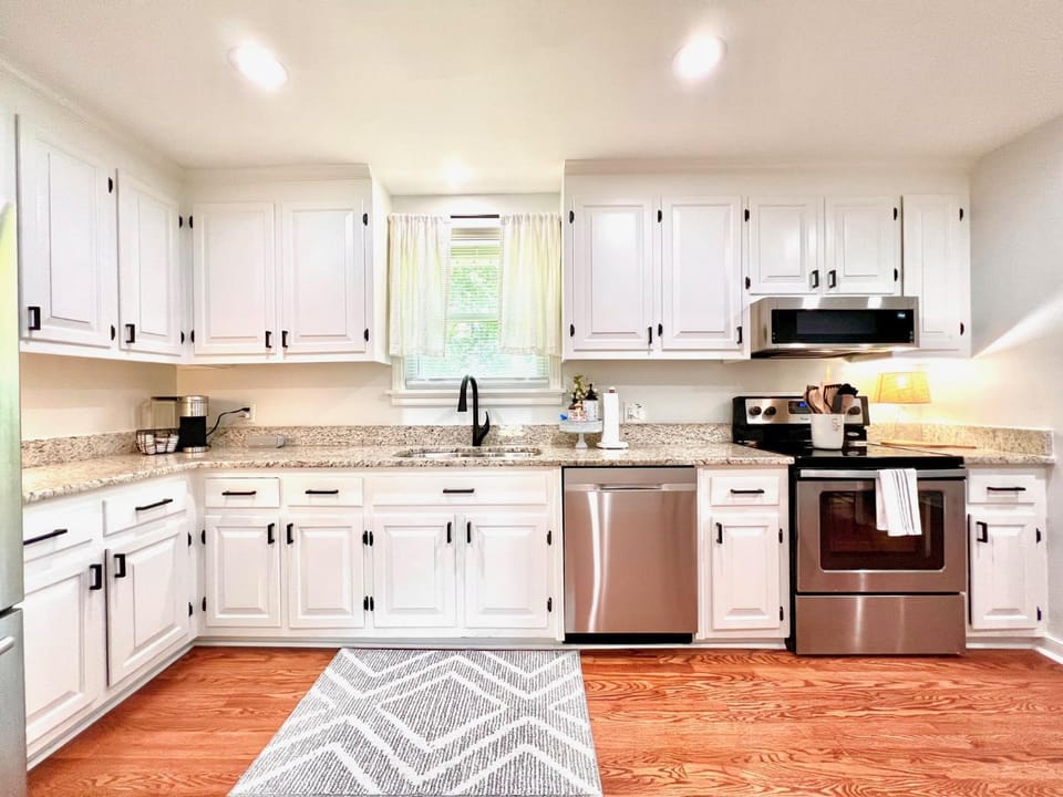 Crieff Cottage Hot Tub, 3BR Near Downtown House in Richmond