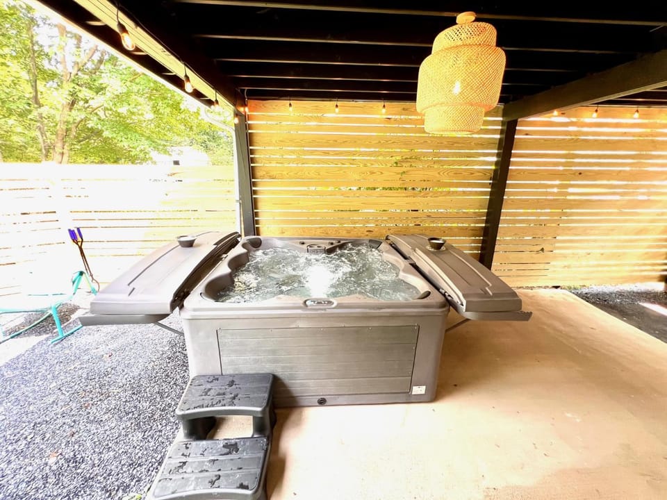 Crieff Cottage Hot Tub, 3BR Near Downtown House in Richmond