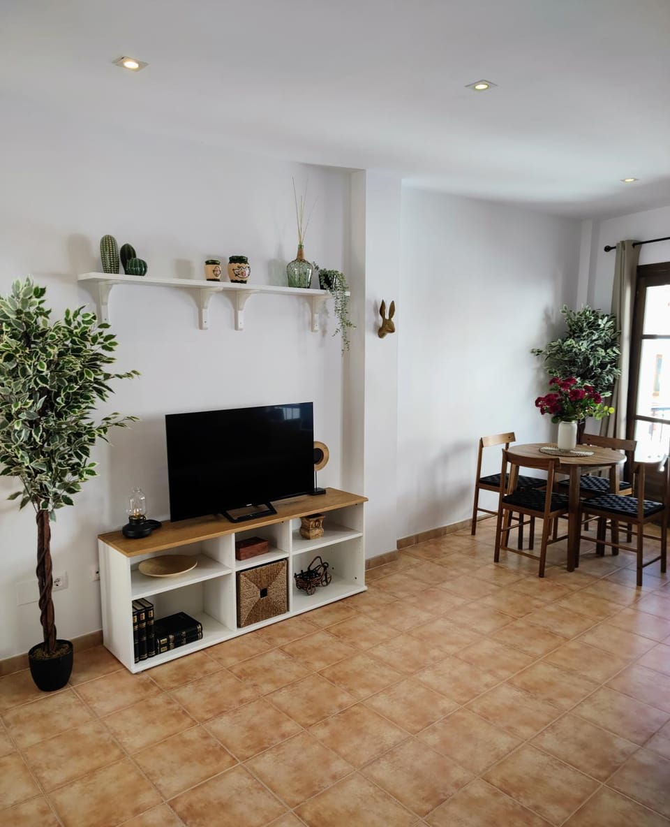 Communal lounge/ TV room, TV and multimedia, Living room, Seating area, Dining area, Evening entertainment