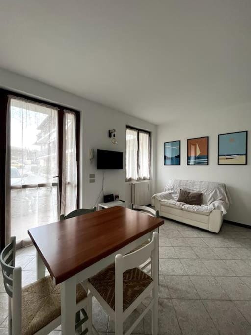 Communal lounge/ TV room, TV and multimedia, Seating area, Dining area