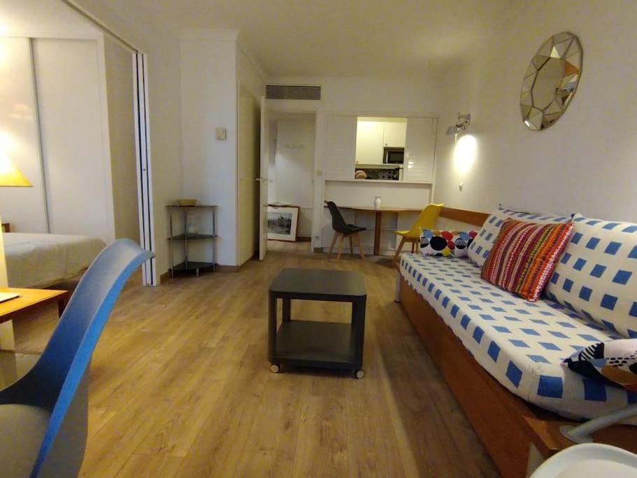 7 min walk Metro ApartHotel, La Defense+Parking Apartment in Courbevoie