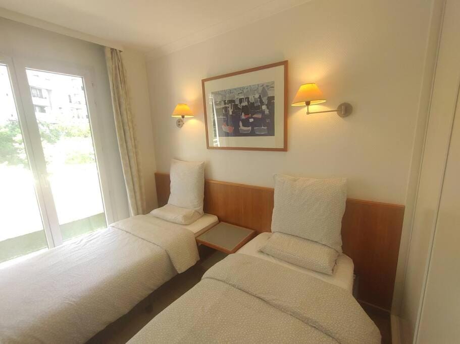 7 min walk Metro ApartHotel, La Defense+Parking Apartment in Courbevoie