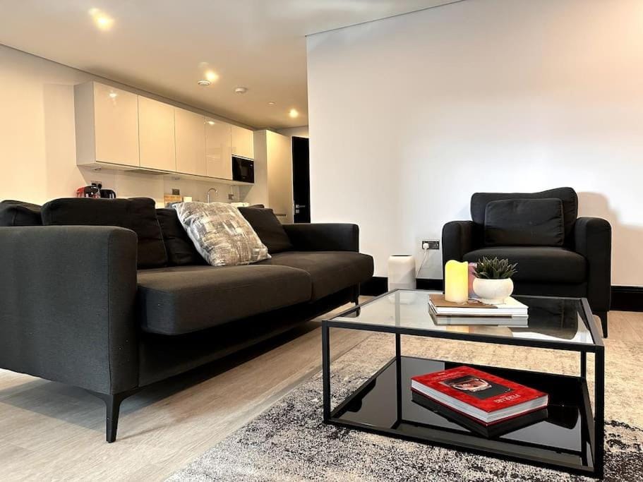 The Glamour of Shoreditch Apartment in London