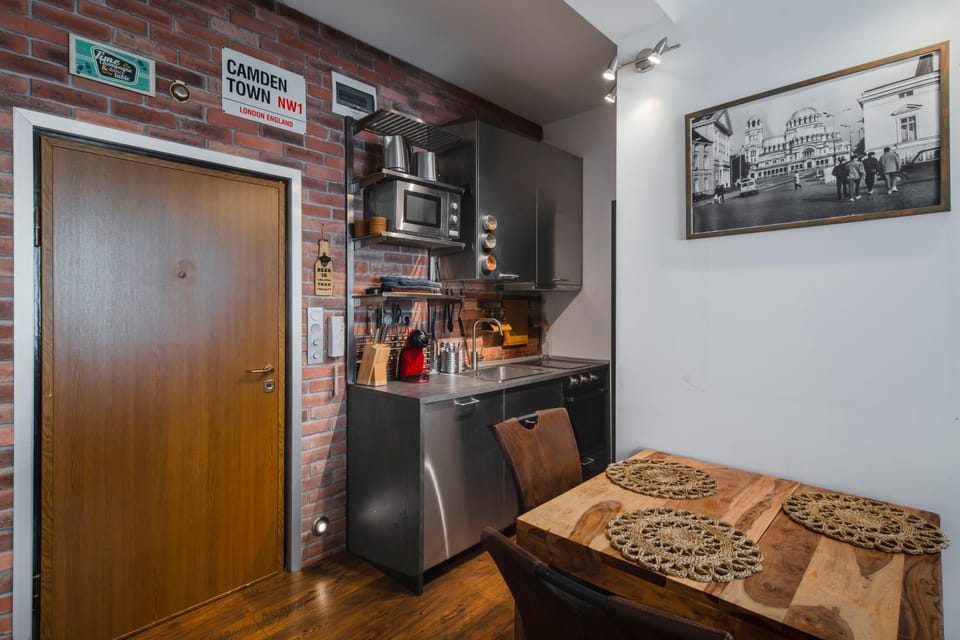 Bed, Coffee/tea facilities, Kitchen or kitchenette, Photo of the whole room, Bedroom, oven, wardrobe
