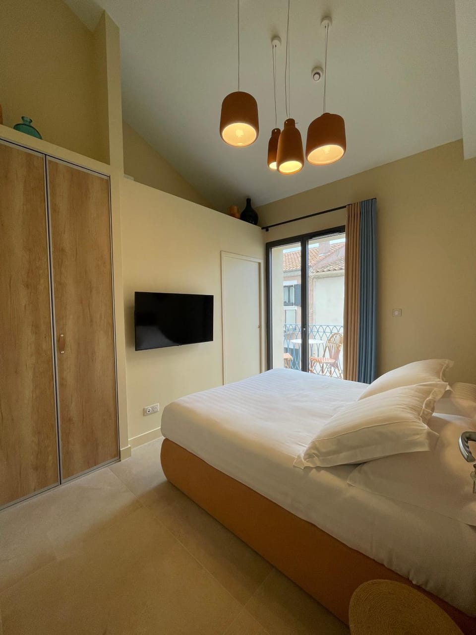 Bed, TV and multimedia, Bedroom, wardrobe