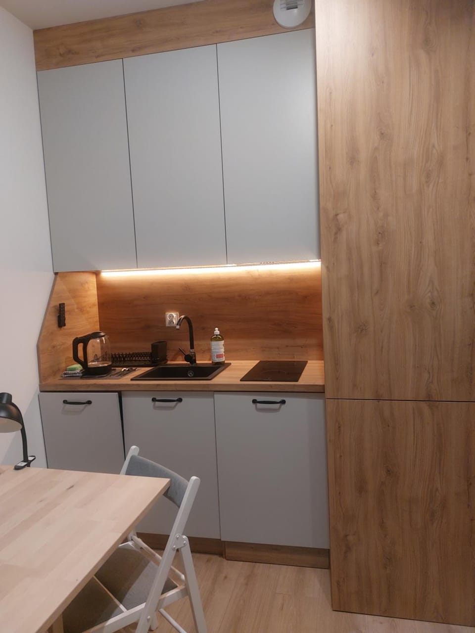 Coffee/tea facilities, Kitchen or kitchenette, Dining area, stove