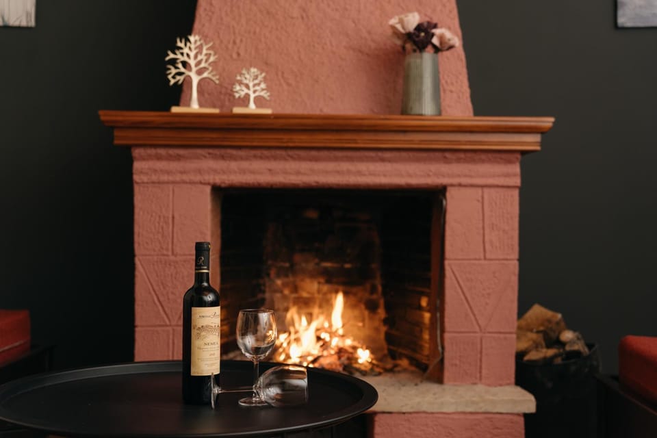 Seating area, fireplace