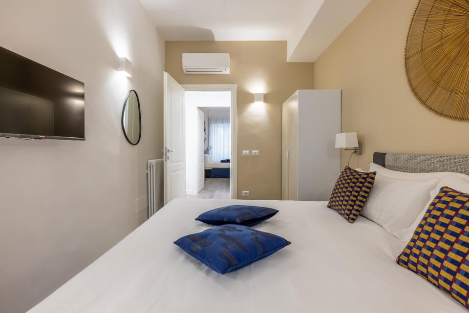Bed, TV and multimedia, Photo of the whole room, Bedroom, air conditioner