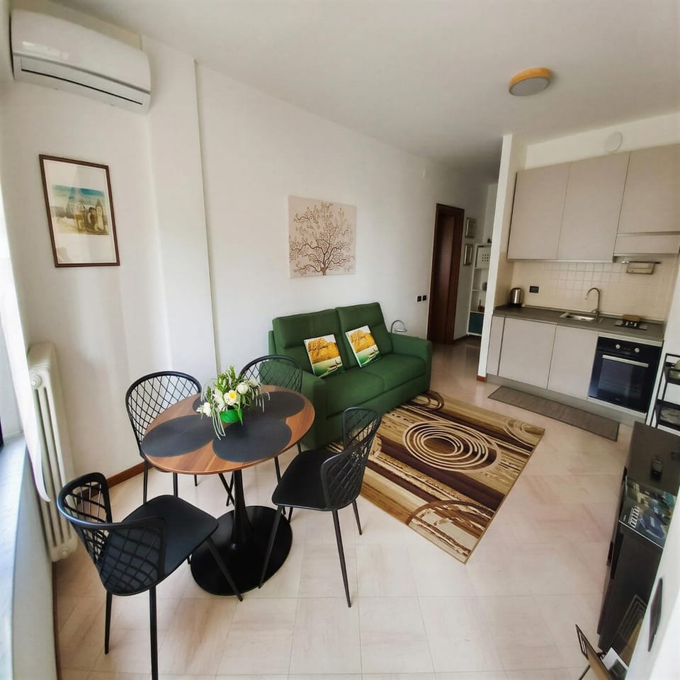 Kitchen or kitchenette, Living room, Seating area, Dining area, oven, pet friendly, stove, air conditioner