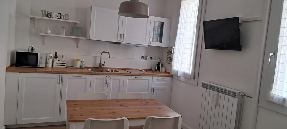 TV and multimedia, Coffee/tea facilities, Kitchen or kitchenette, dishwasher, heating, microwave, stove, toaster, air conditioner, air conditioner