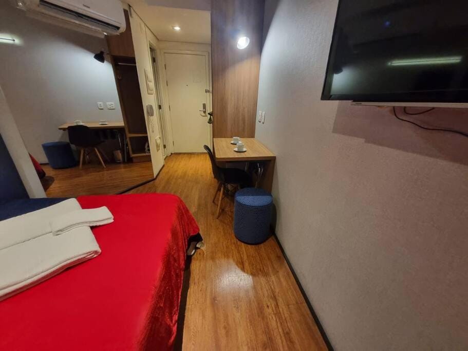 Bed, TV and multimedia, Photo of the whole room, Bedroom