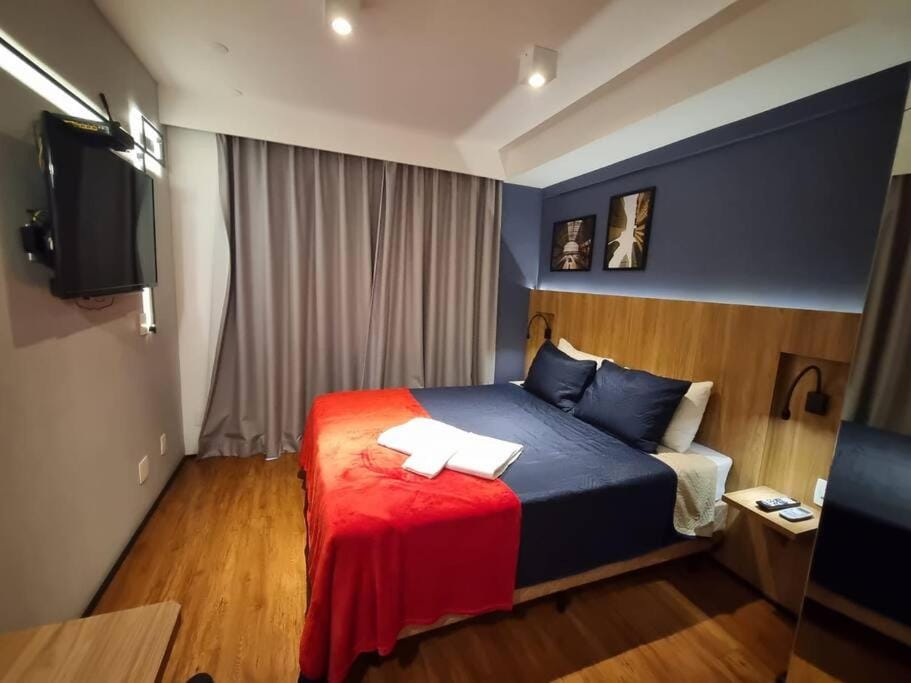 Bed, TV and multimedia, Photo of the whole room, Bedroom