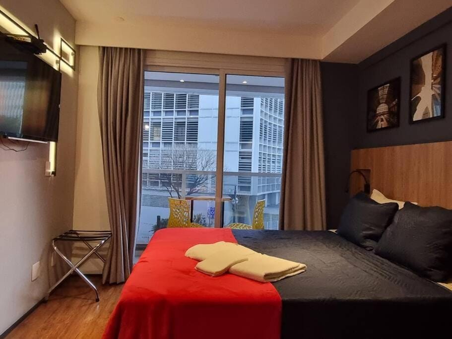 Bed, TV and multimedia, Photo of the whole room, Seating area, Bedroom