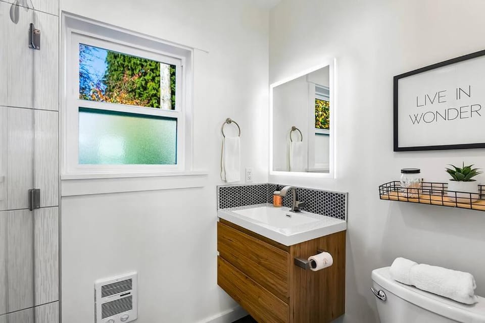 Walk to the waterfront! The South Sound Suite Apartment in Tacoma