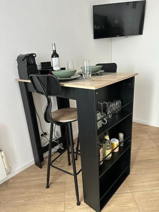 TV and multimedia, Kitchen or kitchenette, Dining area, hair dresser