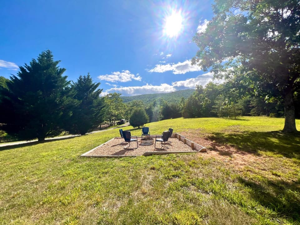 Cheval Circle Views, Hot Tub & Fire Pits House in Nelson County