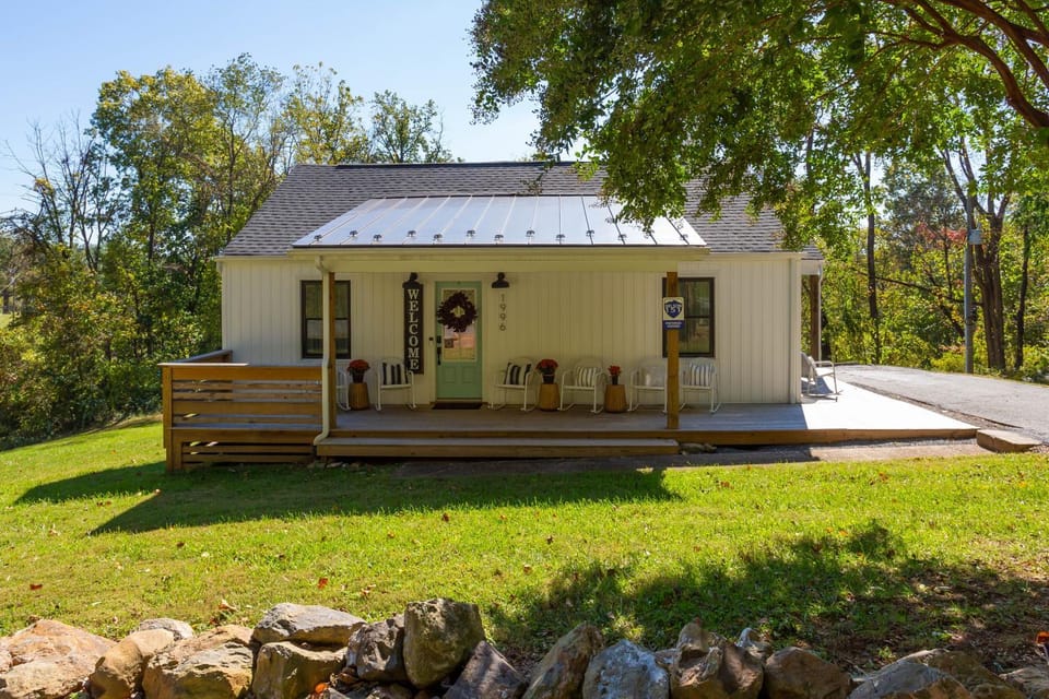 The Little Farmhouse Peaceful Wine Country Stay House in Afton