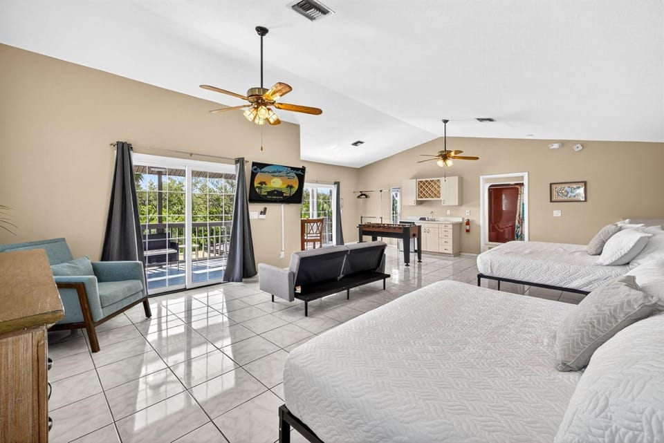 Heated PoolFoosball,Pac Man Arcade, walk to beach House in Indian Rocks Beach