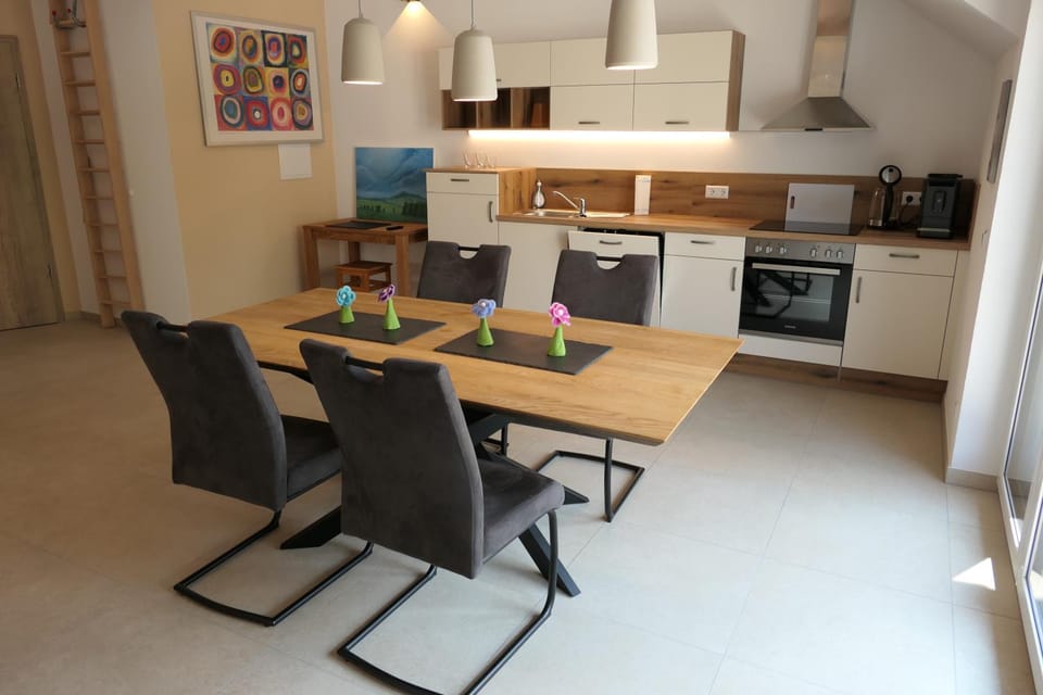 Coffee/tea facilities, Kitchen or kitchenette, Dining area, Food, stove, toaster