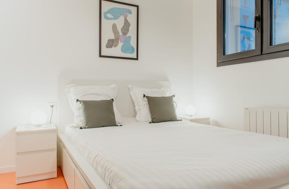 Property building, Nearby landmark, Bed, Photo of the whole room, Bedroom, furniture, heating, internet, storage, wardrobe