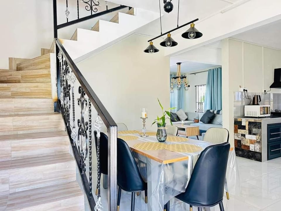 Kitchen or kitchenette, Seating area, Dining area