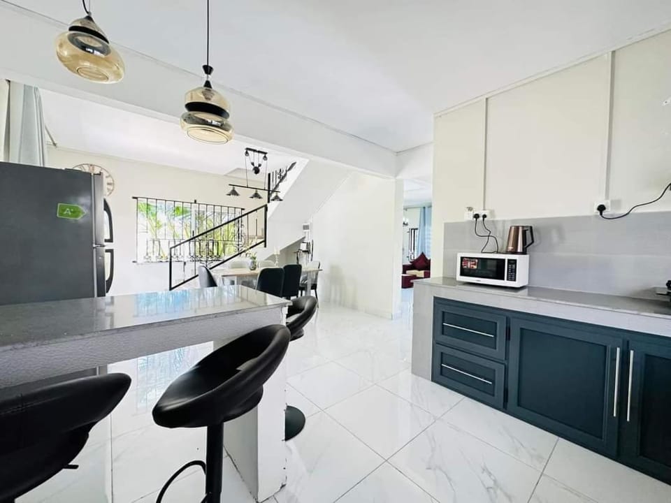 Kitchen or kitchenette, Dining area, minibar, pet friendly