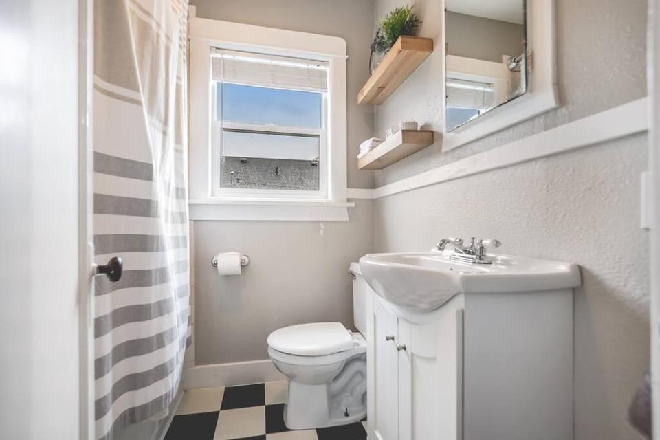 Walk to the waterfront! The Cozy Cottage Apartment in Tacoma