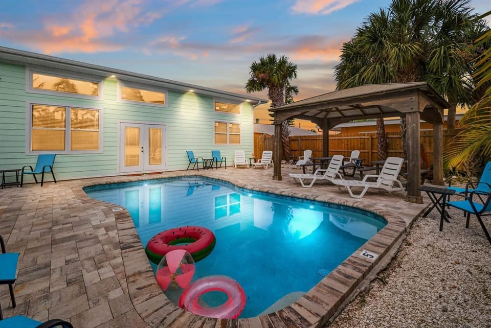 Walk2Beach&Make Memoriespool House in Clearwater Beach