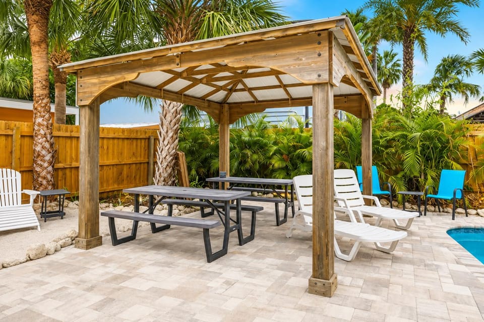 Walk2Beach&Make Memoriespool House in Clearwater Beach