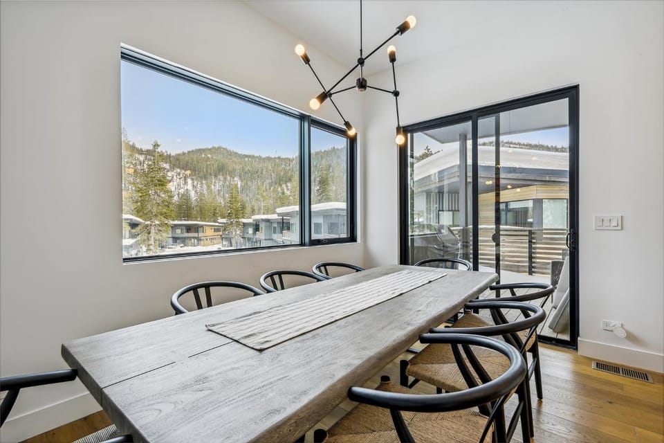 Diamond Run at Palisades - Luxury Townhome, Ski Shuttle Pet Friendly and Hot Tub! House in Palisades Tahoe (Olympic Valley)