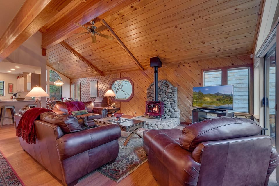 Dogwood Place by Tahoe Getaways - 3BR Pet-Friendly Tahoe Donner Home w Hot Tub, Pool Table, Wood Fireplace & HOA Amenities House in Truckee